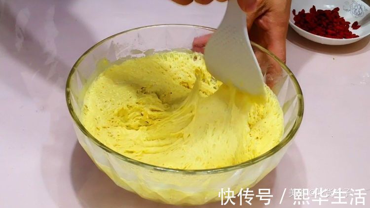 家里有红薯和面粉，就能做发糕，比蛋糕简单好吃，新手一次就成功