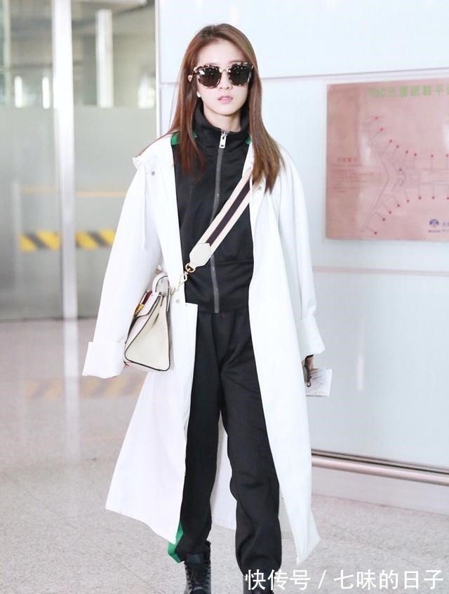 大衣 秋冬穿大衣,尽量别配小白鞋,今年流行这4双,时髦显高有气质!