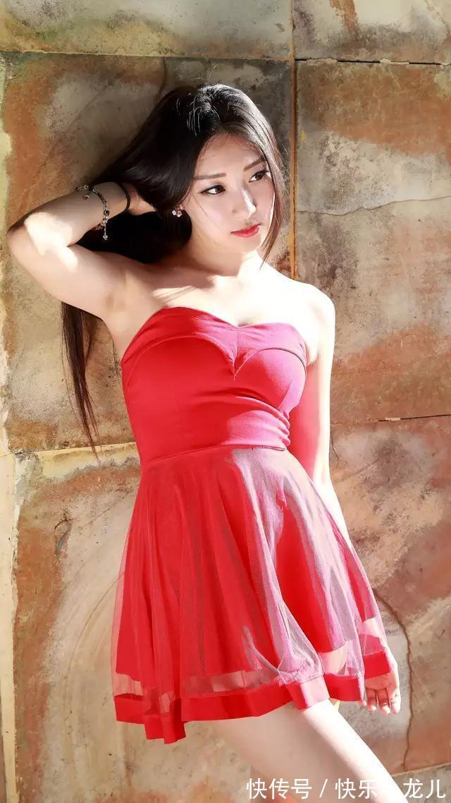 抹胸 红色抹胸连衣裙搭配高跟鞋,时尚抢眼,精致典雅