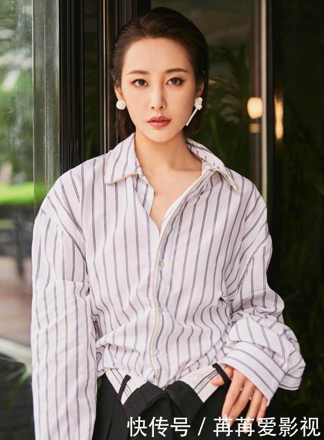 孟晚舟私下穿搭好美,条纹衬衫配五分裤优雅大气,中年女性该学学