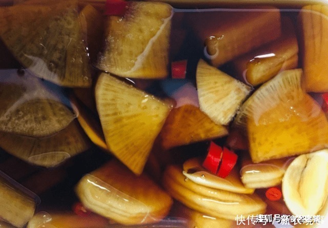 身体|咸菜对身体有害？农村老人顿顿都吃咸菜，为何依然高寿？