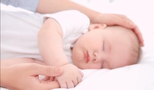 睡渣|宝宝太难哄睡？家长不妨多给孩子抚摸3个部位，娃睡得香更聪明