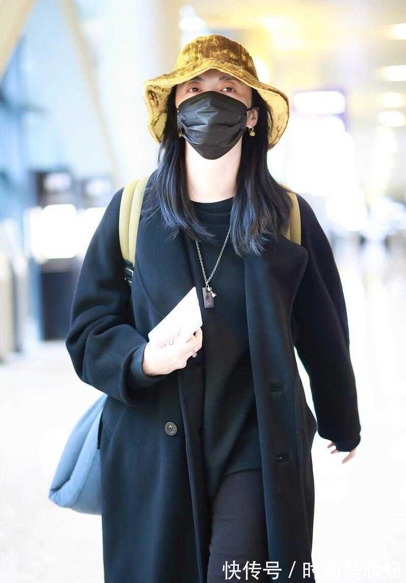 大衣 姚晨真懂“极简穿搭”,一身黑色简约又高级,配黄色帽子好洋气