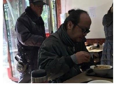 李亞鵬下館子吃面條，跟謝霆鋒口味一樣，老板娘的話亮了！