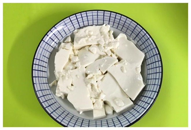 1盒豆腐,2个鸡蛋,教你豆腐好吃的做法,不炒不煮,全家都爱吃