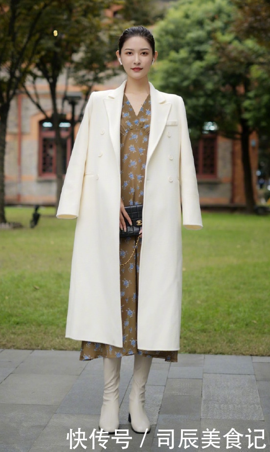 长大衣下面不一定穿裤子,今年冬天流行这样穿,优雅知性提气质