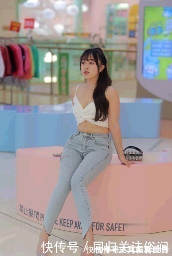 小姐姐 微胖姑娘吊带背心搭配牛仔长裤,笑起来让人感觉比吃“糖”还要甜