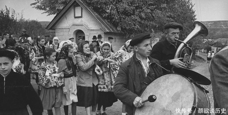 豪华|苏联婚姻百年影像史:一开始登记住木头房,后来整上豪华车队
