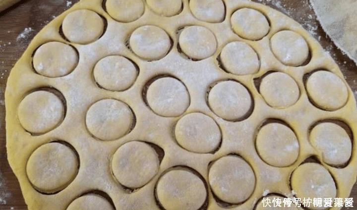 立春后,我家胡萝卜这样吃,上锅一烙,焦香酥脆,出锅全家抢着吃!