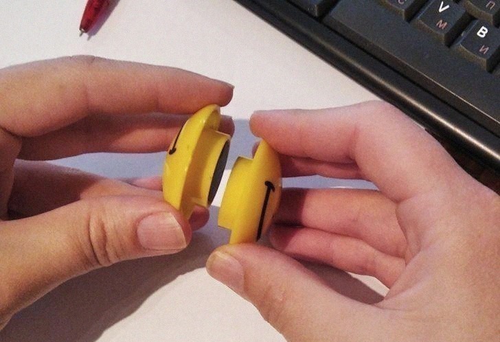 童年|16个你以前“一定做过”的蠢事,硬把磁铁吸起来就是童年