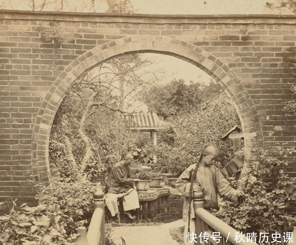 老照片中|晚清老照片:百姓赤脚打补丁,生活贫穷心酸!神情悲伤的渔家女!