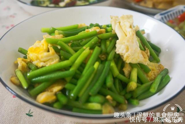 蒜薹|一家三口的晚餐,半小时做好,虽然素了点,健康营养,适合夏天吃