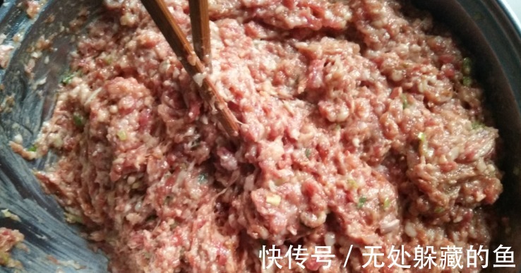 汆肉丸这么做，肉嫩香味浓，个个煮不散，教您详细做法，快来学！