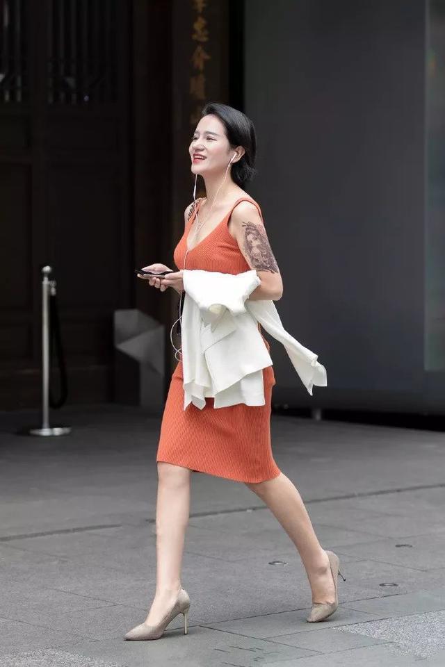 街拍:气质靓丽的时尚美女,黑色的短装搭配打造十足的休闲范