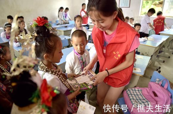 圣诞|幼儿园圣诞互换礼物，儿子用千元文具换回廉价纸人，宝妈：亏死