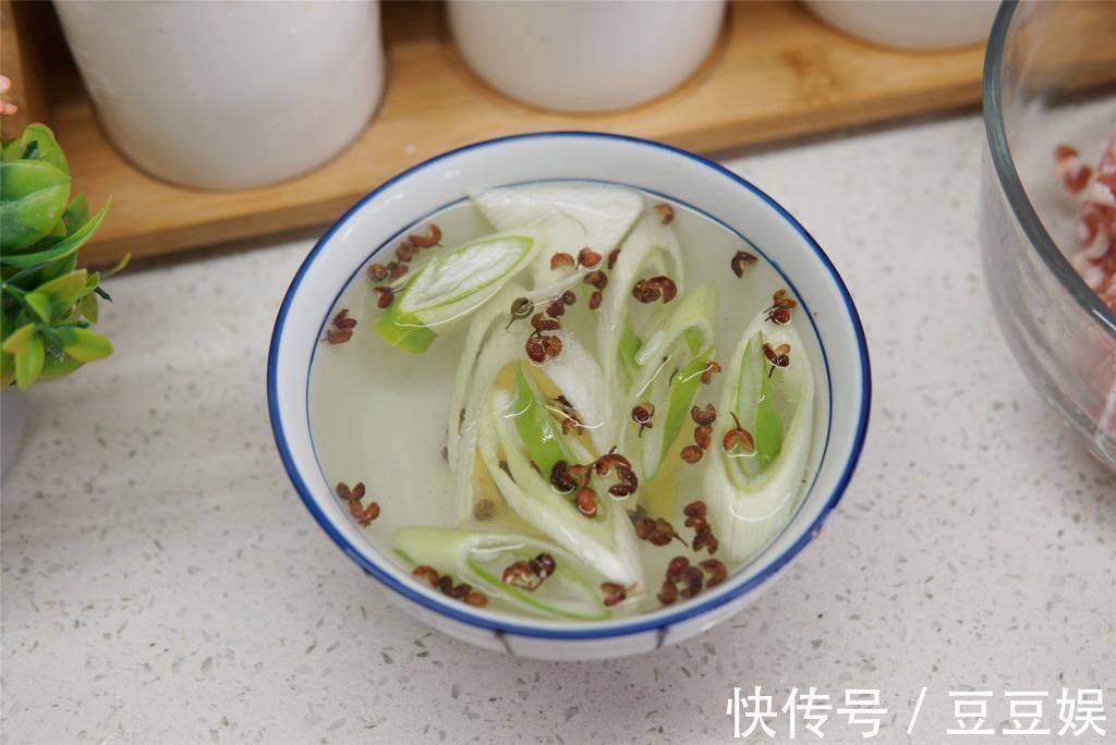 松软|炸肉丸子时，切记“2用2不用”，丸子酥香松软，久放也不变硬