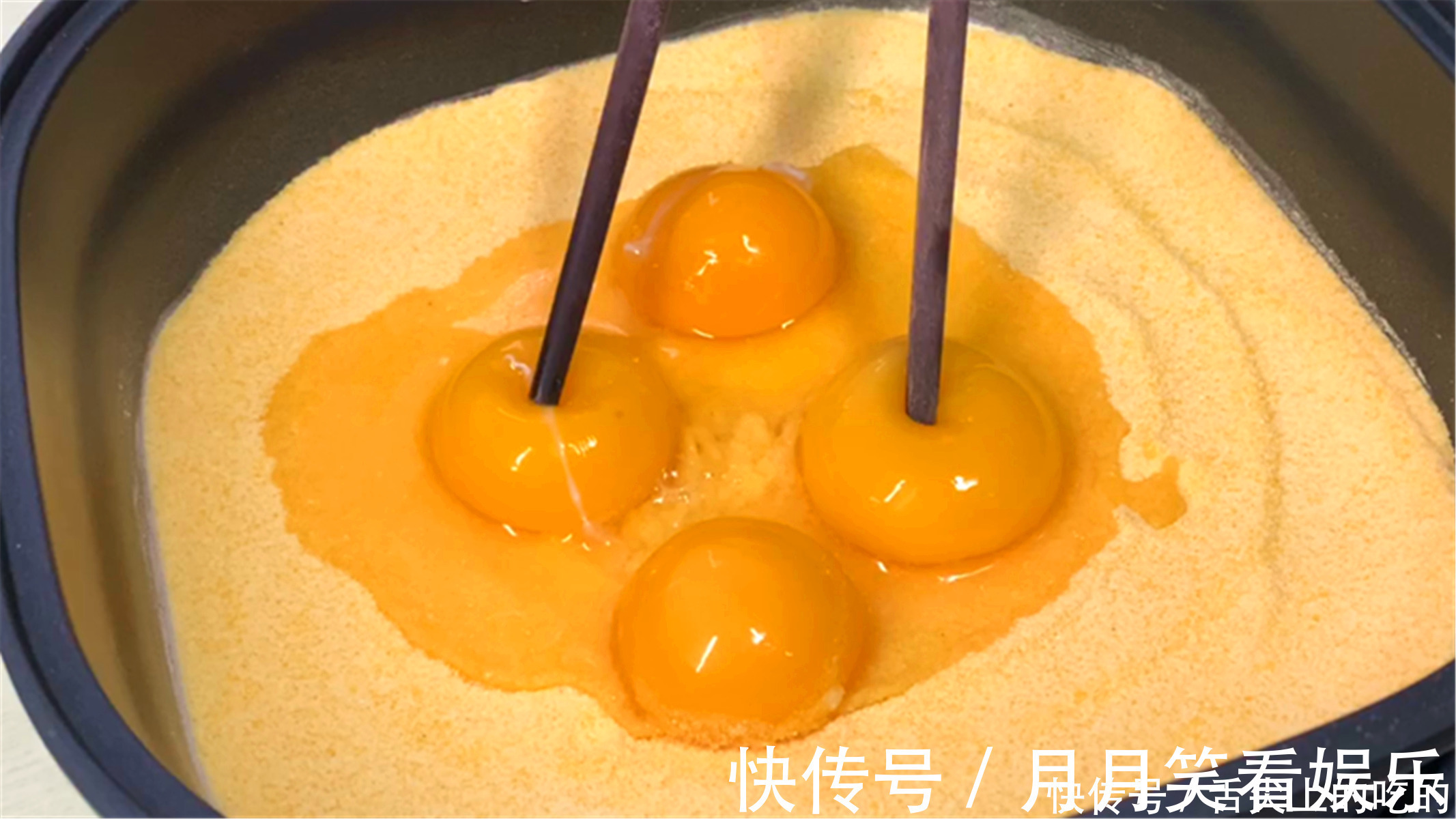 发糕|4个鸡蛋，一碗玉米面，教你做发糕，不用烤箱电饭锅，比蛋糕好吃