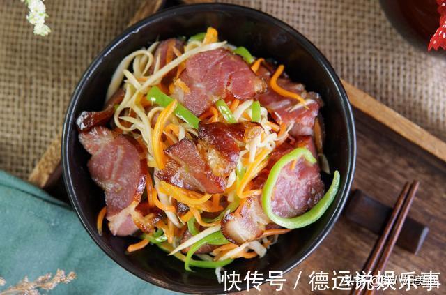 配菜|炒腊肉有技巧，不要切了就下锅炒，教您一招，不硬不咸，刚刚好