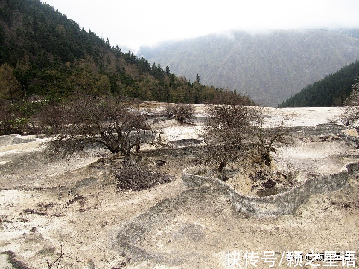 雪宝鼎|五彩池连环，色泽艳丽的水，不能直接饮用