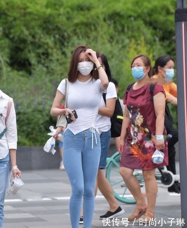 廉价感 设计感满满的褶皱上衣,搭配紧身裤,性感又不失时尚的休闲风搭配