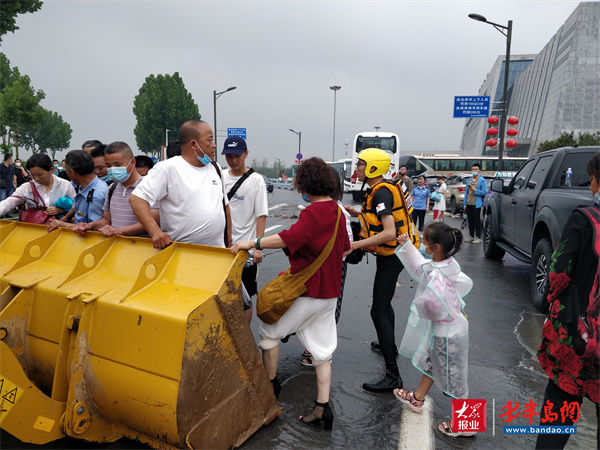 青岛红十字蓝天救援队|青岛地铁人王伦珂随救援队奔赴河南参与救援