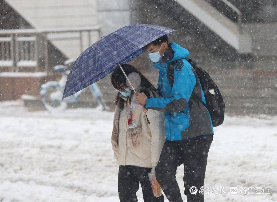 大学生|大雪下的驻济学生：校园里肆无忌惮滚雪球，那是我们的青春啊