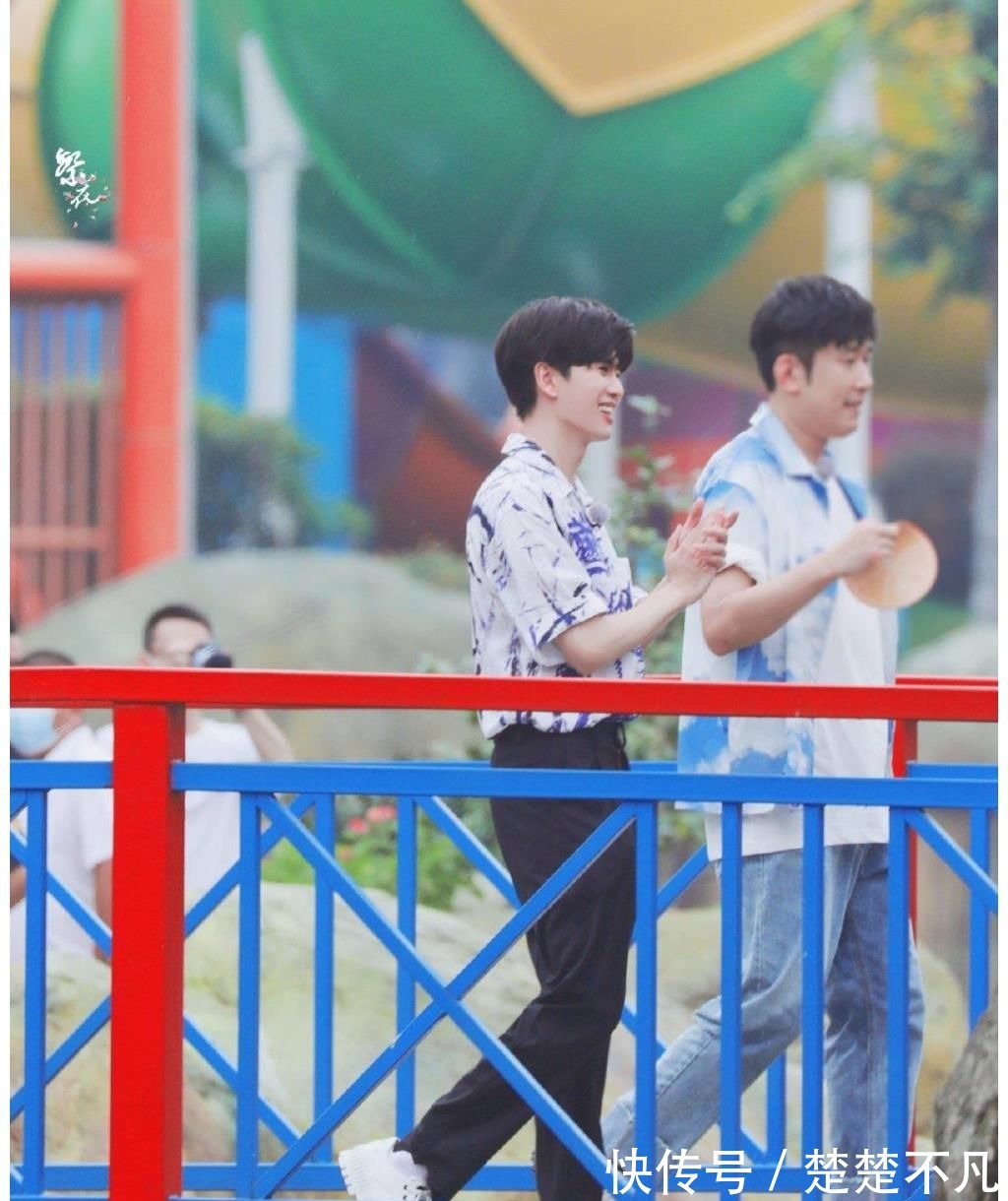 任嘉倫穿花衣錄制綜藝:看身形又消瘦了些,卻仍不忘跟粉絲揮手