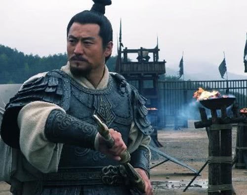 华雄|华雄曾打得诸侯们瑟瑟发抖,他的武艺到底什么水平?答案很明显