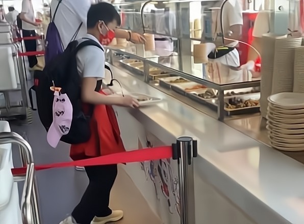 全红婵|全红婵管不住嘴?14岁天才少女吃嘛嘛香,饭后还不忘拿走小零食
