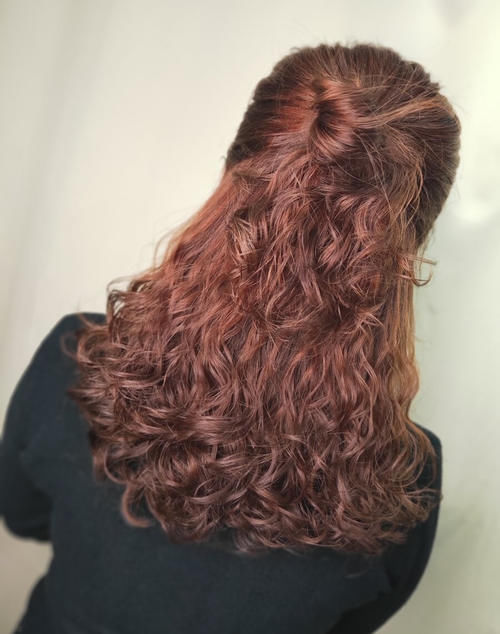 羊毛卷显头大？半扎起来就好了，俏皮甜美又有韵味，很美