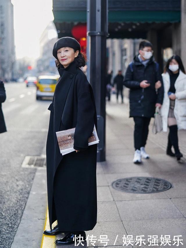 50岁左右的女人,冬天别穿得太老气!教你基础搭配法,时髦减龄