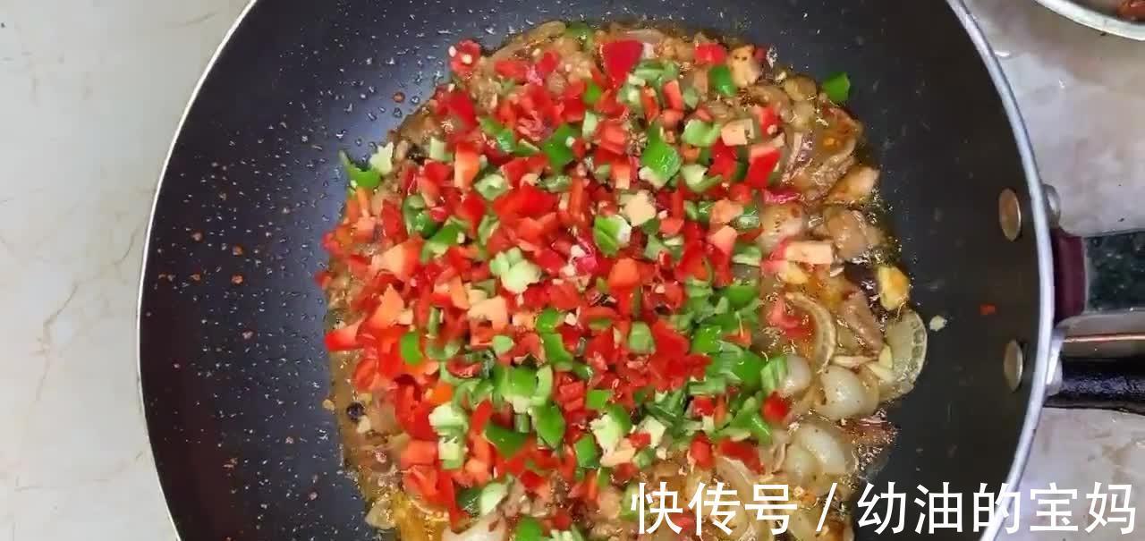 蒜苗炒肉片,口味咸香微辣,极其农村特色,农家菜馆必点的美味!