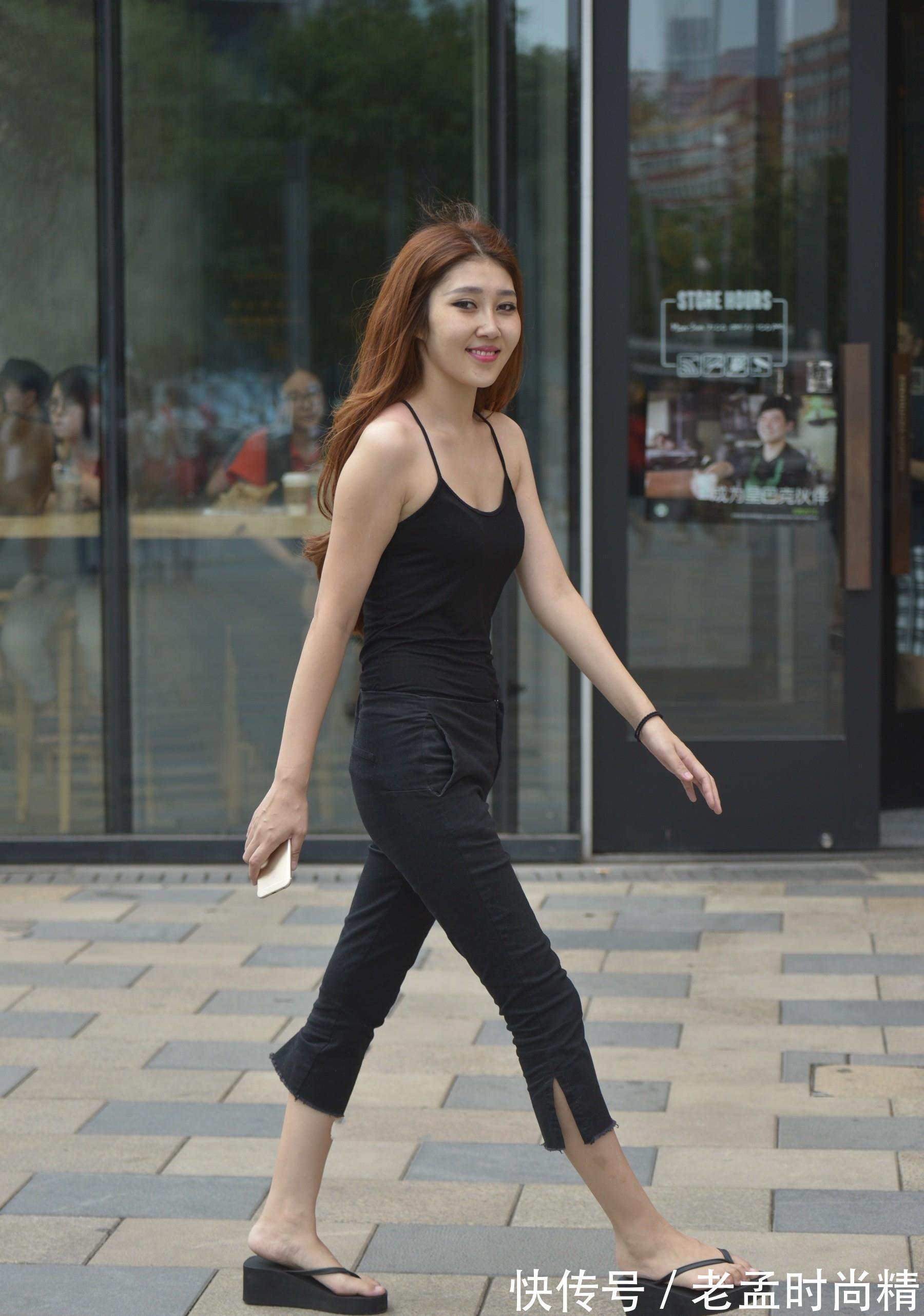 时尚|街拍:时尚的少妇,一身穿着展露出曼妙身姿,风韵犹存!