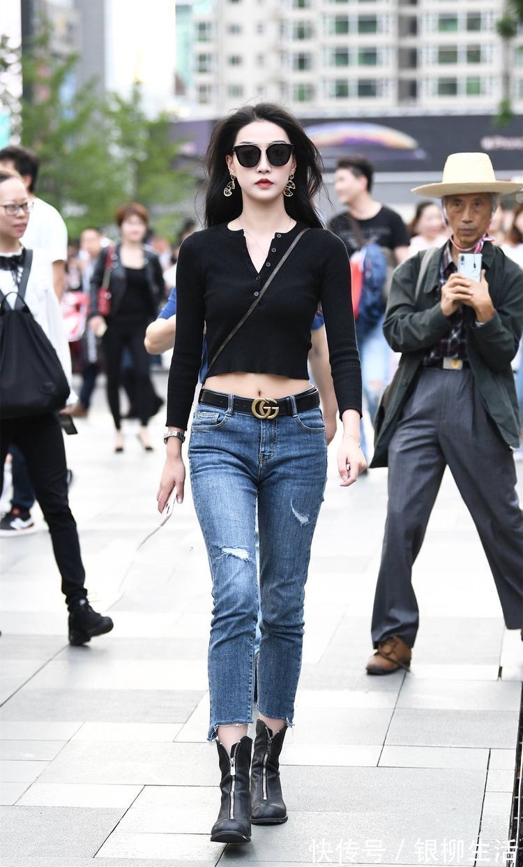 圆领|身穿杏色休闲外套的美女，内搭圆领T恤衫，休闲味十足