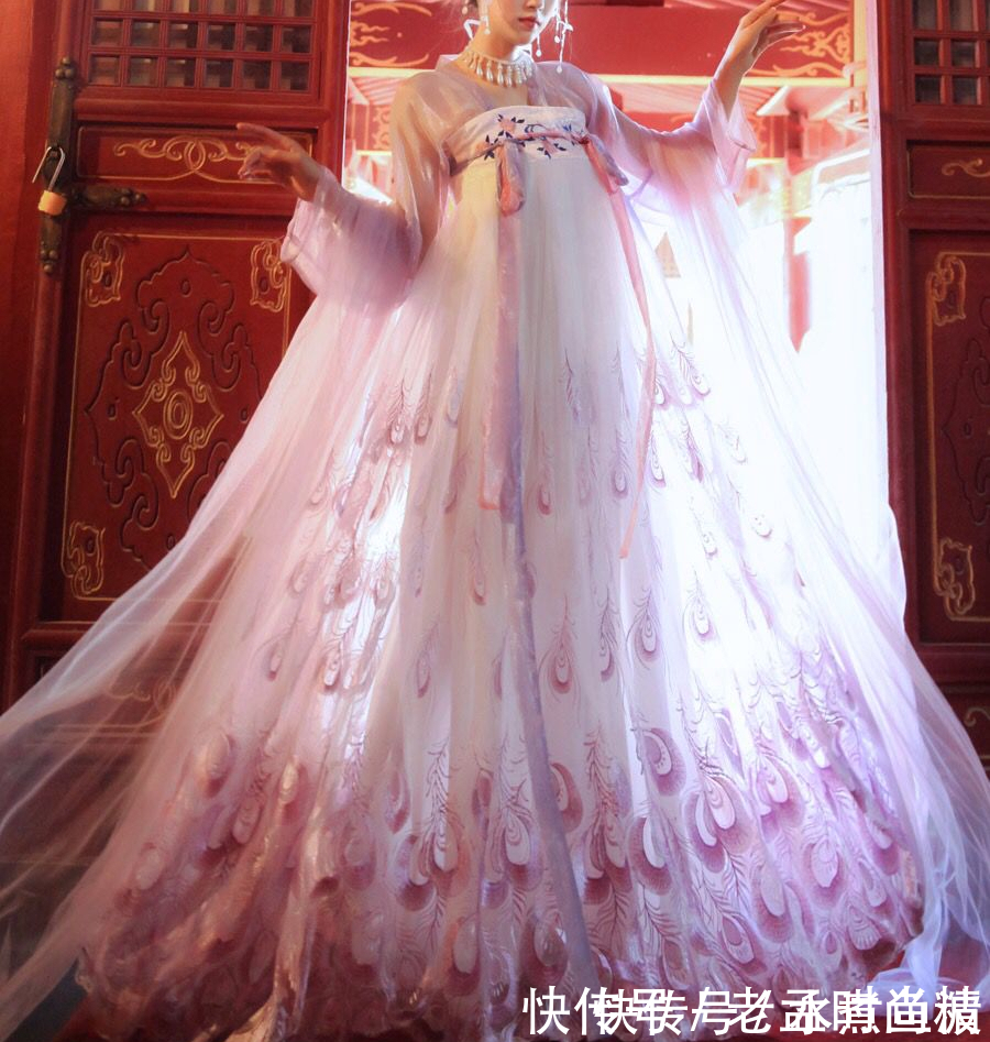 路人|最近火了一种“孔雀”汉服,路人觉得很漂亮,同袍看了却直呼尴尬