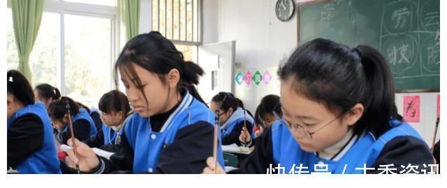 字体@高中生的“柚圆字体”走红网络,字迹清晰可爱,学生纷纷模仿起来