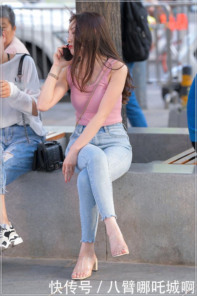 粉色吊带搭配破洞牛仔裤,青春靓丽,气质迷人