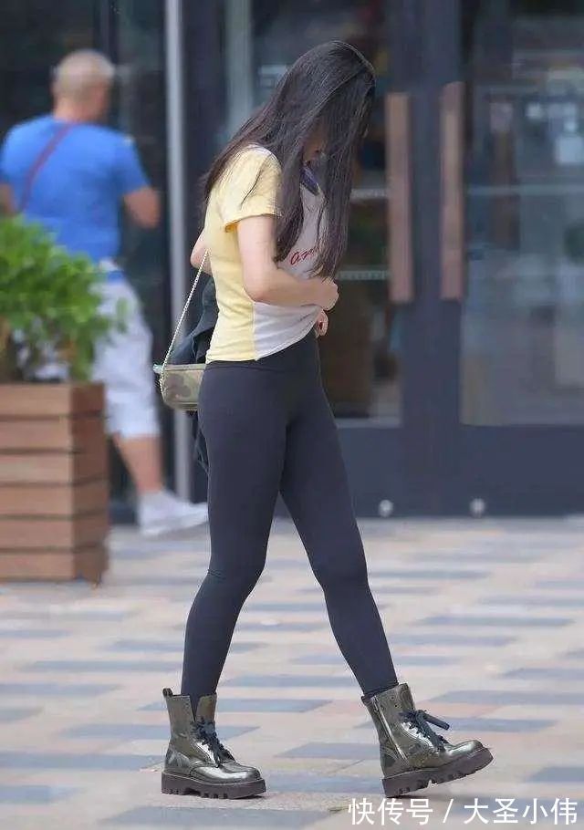 下装|美女街拍:白黄时尚短袖搭配黑色直筒打底裤,搭配可是难点,会成为焦点