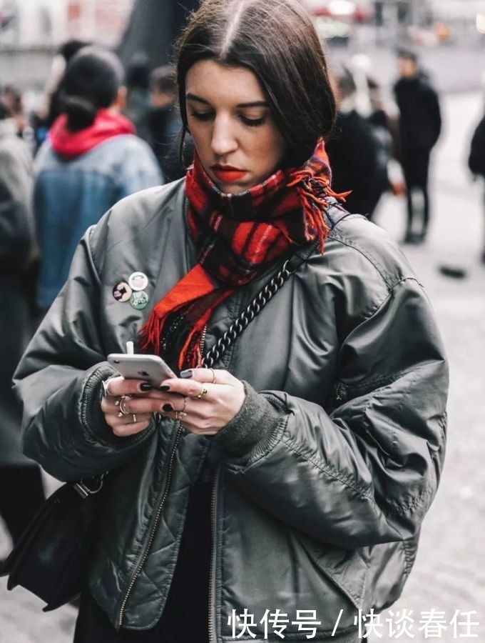 大衣+围巾=冬日最强搭配!温暖时髦、超显脸小,不穿你就真输了