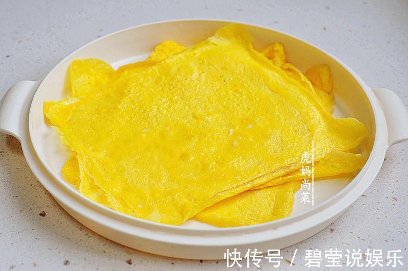 荠菜新吃法，卷起来蒸5分钟，清鲜软嫩，一口一个吃不停