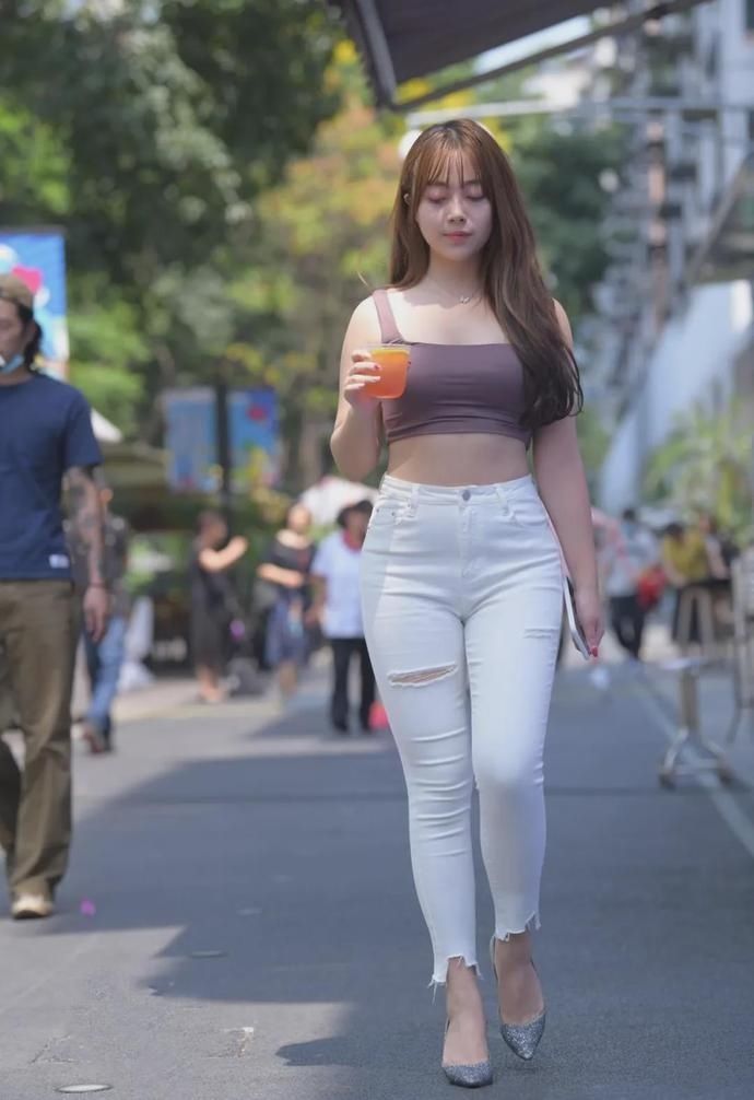 搭配|早秋微凉,有层次感的小西装搭配牛仔裤,是一件小众但超迷人的单品