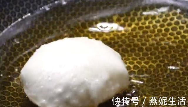 早餐别再做油条了,试试这样做,不用酵母、不用泡打粉,个个鼓泡