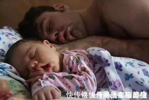 宝宝|爸爸陪娃睡觉,醒后发现娃不见了,吓坏了赶紧找,结果自己都乐了