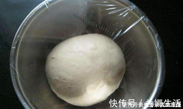 酵母|红枣加上面粉，做出来的花馒头真好看，吃着还有淡淡的枣香味