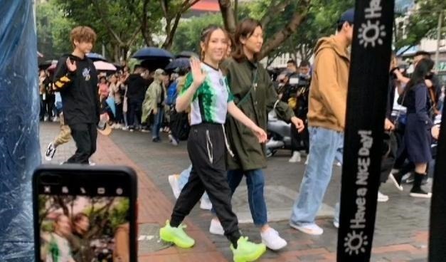 照骗|原来鹿晗也是“照骗”,看到路人没有拍美颜照片