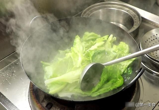 白灼生菜|饭店的白灼生菜清脆入味不发黑,到底是怎么做的,厨师长教你技巧