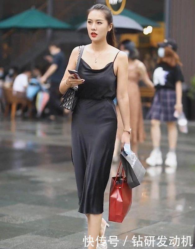 辣妈|性情辣妹,黑色吊带裙,高挑迷人