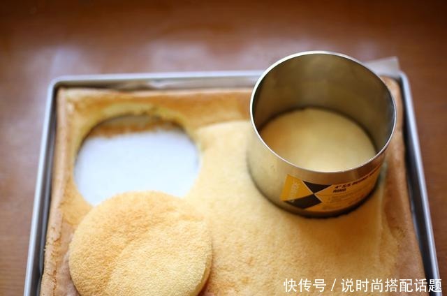 一款不用抹面的奶油蛋糕,非常适合新手学做,颜值和味道不输买的