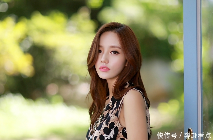 孙允珠：豹纹宽松款V领无袖上衣配黑色修身小西裤，办公室风十足