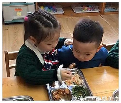 宝妈|可爱,龙凤胎宝宝共吃一份饭,姐姐吹凉了喂弟弟,弟弟顶脑门感谢